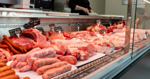 Rayon de charcuterie bio dans un magasin spécialisé en France