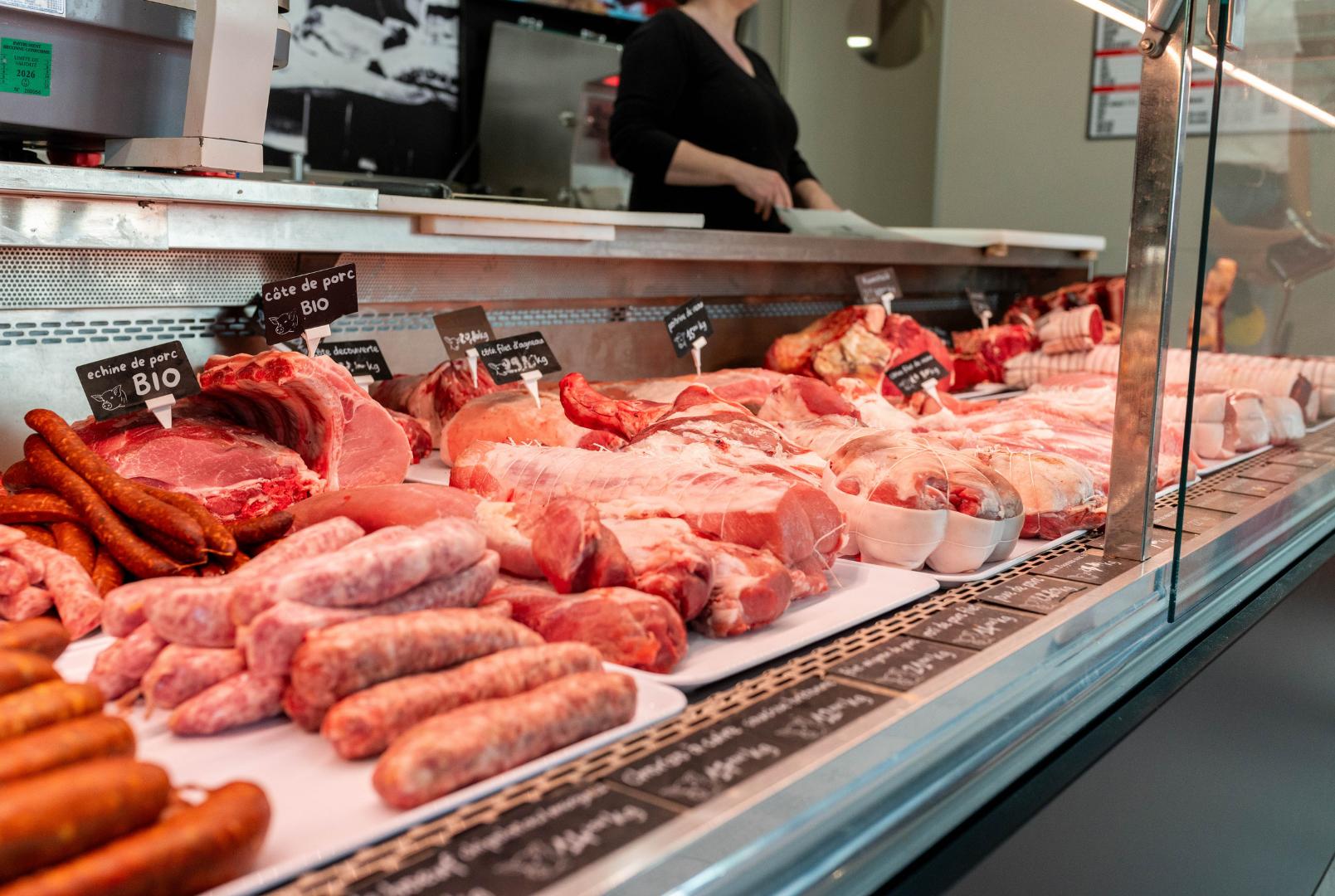 Rayon de charcuterie bio dans un magasin spécialisé en France